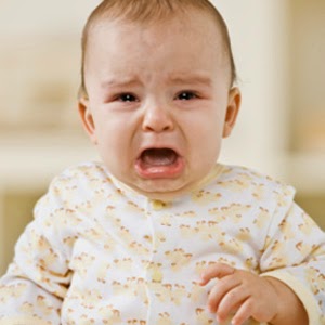Mọc răng hàm ở trẻ em khiến bé khó chịu hay hay cáu gắt