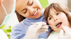 Nếu có gì bất thường khi trẻ mọc răng hàm, cần đưa trẻ đến gặp nha sĩ sớm