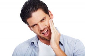 Có nên nhổ răng khôn mọc lệch không khi răng mọc gây đau nhức?
