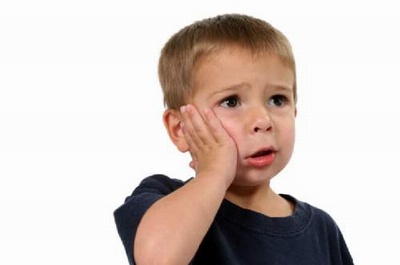 Bé 2 tuổi bị sâu răng có cần trám hay không?