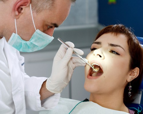 Có nên nhổ răng khểnh bị sâu hay không?