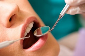Phải làm gì khi bị đau nhức răng do viêm lợi trùm?