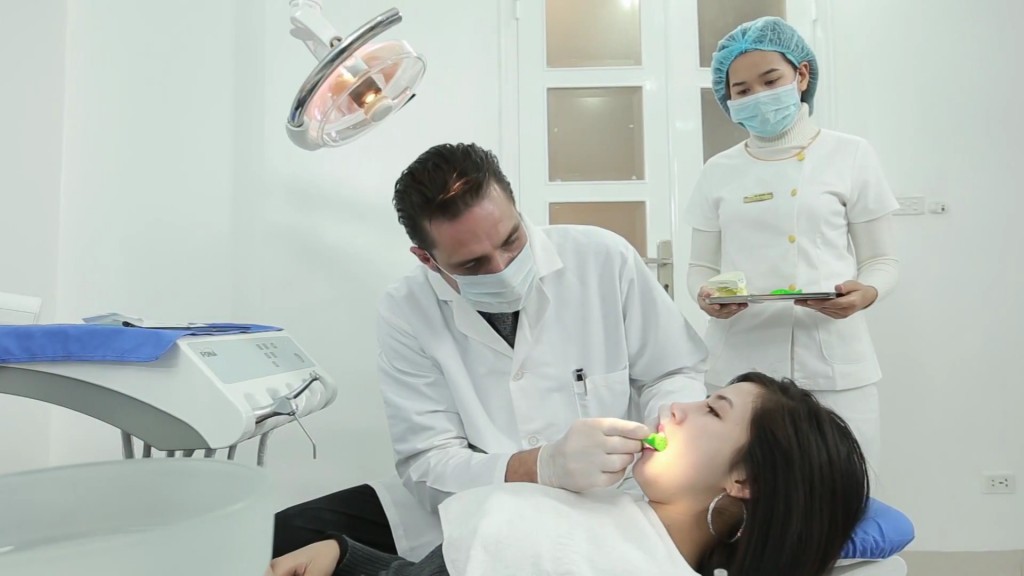 Chụp răng sứ thẩm mỹ có đau không? – Chuyên gia giải đáp